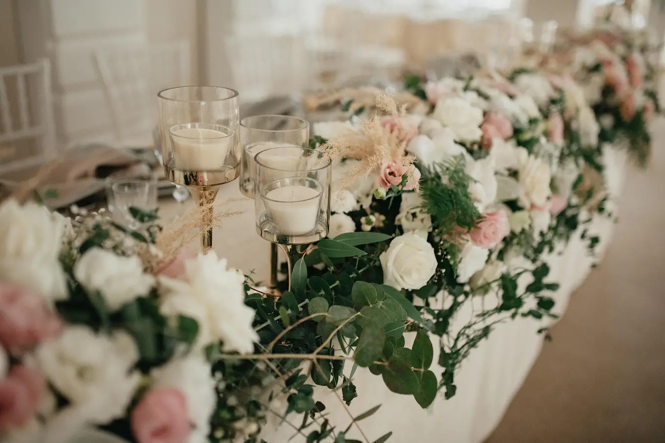 kwiaty na weselnym stole